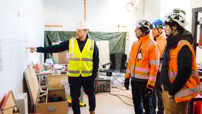 Nuoria työntekijöitä koulutetaan lämpöpumppualan huippuammattilaisiksi