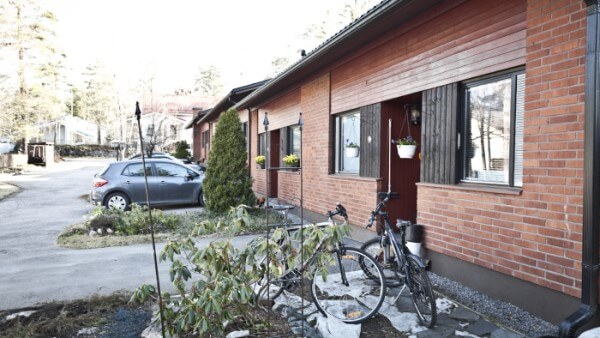 Rivitalo Vantaan Lintukalliontiellä öljystä maalämpöön