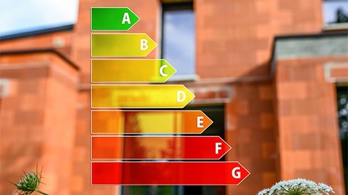 Uusiutuvaan energiaan siirtyminen nostaa asuntojen arvoa